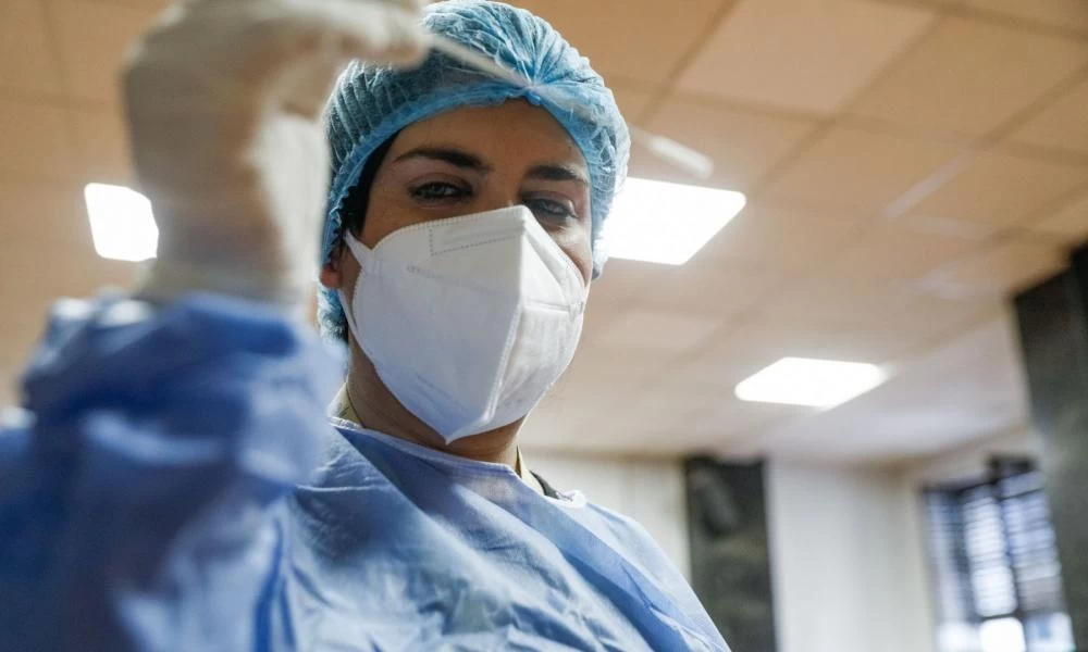 Κοσμοσυρροή και σήμερα στο Σύνταγμα για να υποβληθούν σε rapid test